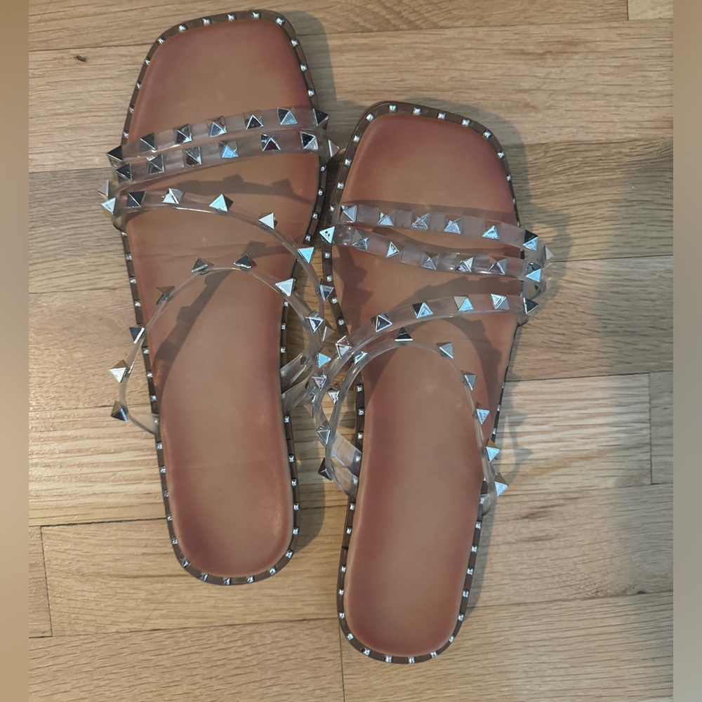 Cute sandals!!
